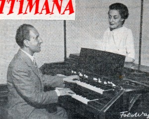 Lia Origoni e Umberto Chiocchio mentre ascoltano sull'organo elettrico gli effetti timbrici di un nuovo motivo